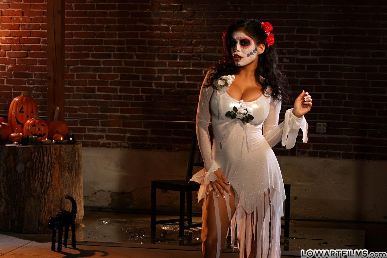 ソロ娘がハロウィン衣装で尻を露出