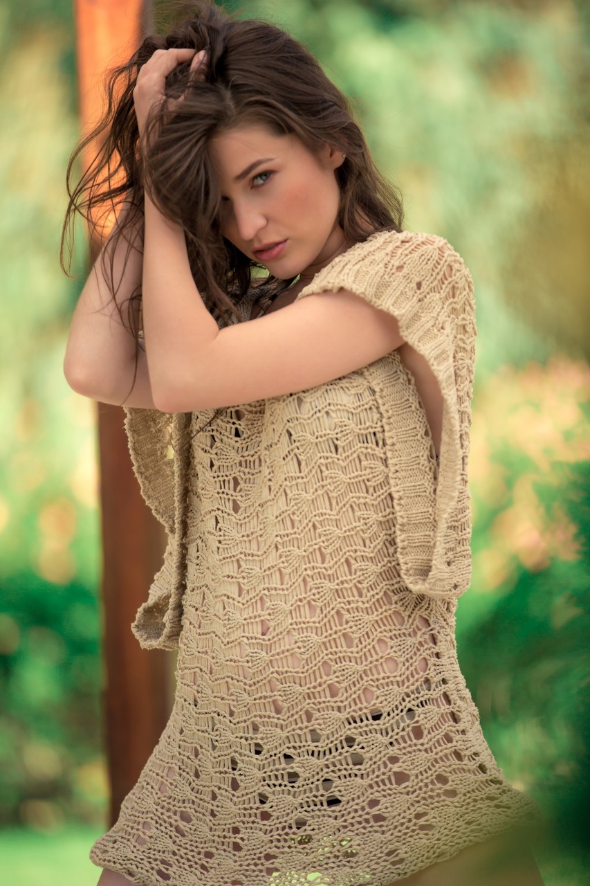 茶髪のプレイボーイモデルセレナ・ウッドがビキニでセックスアピールを見せる