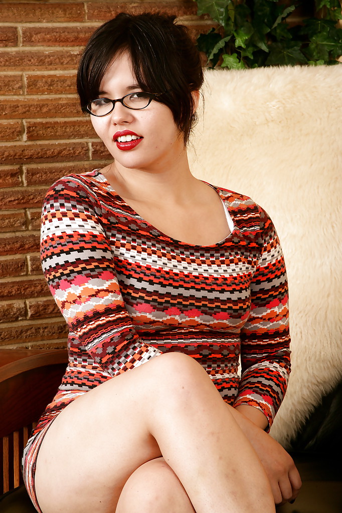 Полненькая Азиатская Любительница Развлекается Обнажая Свои Сексуальные Ноги И Пухлую Пизду