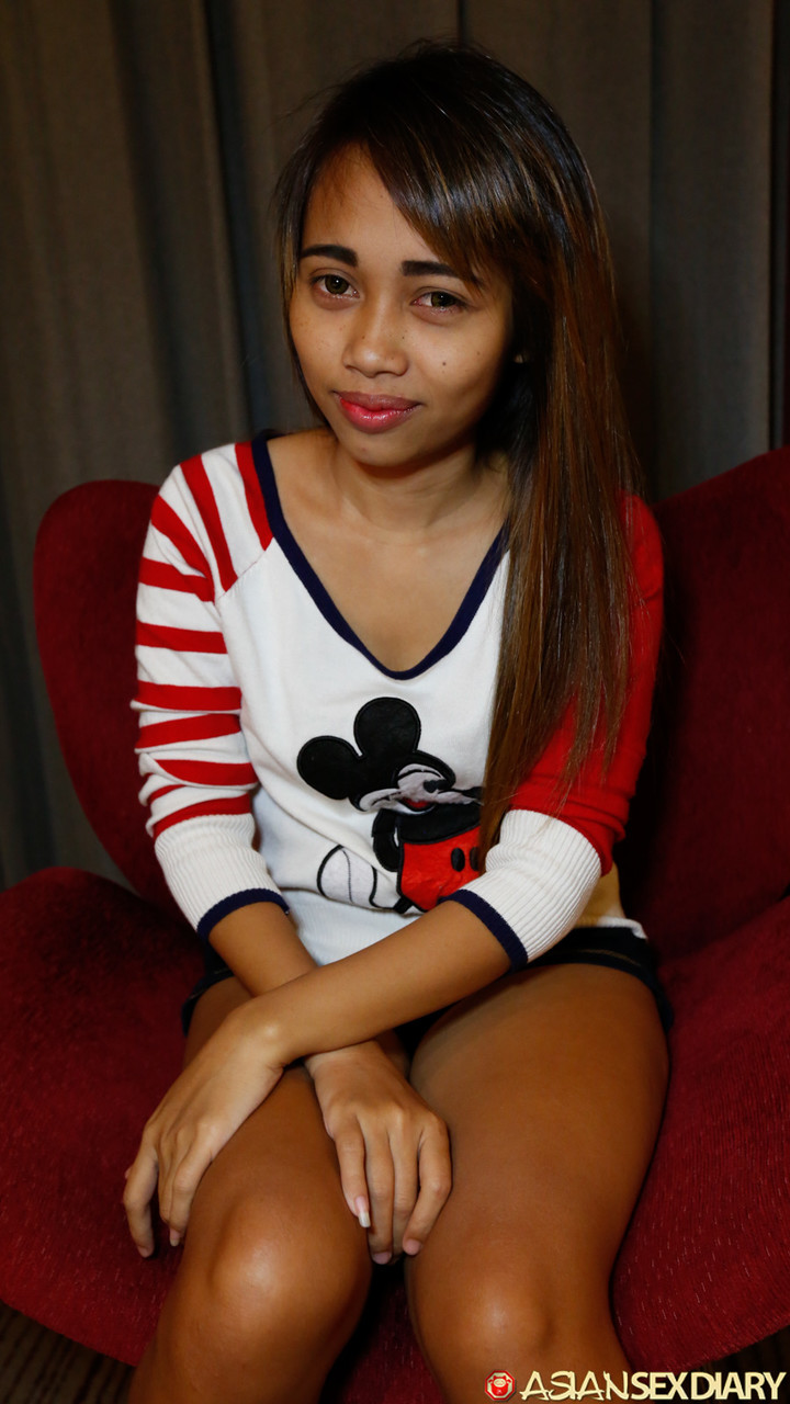 漂亮亚洲宝贝Koi在激烈性爱后展示被内毛的毛茸茸阴部