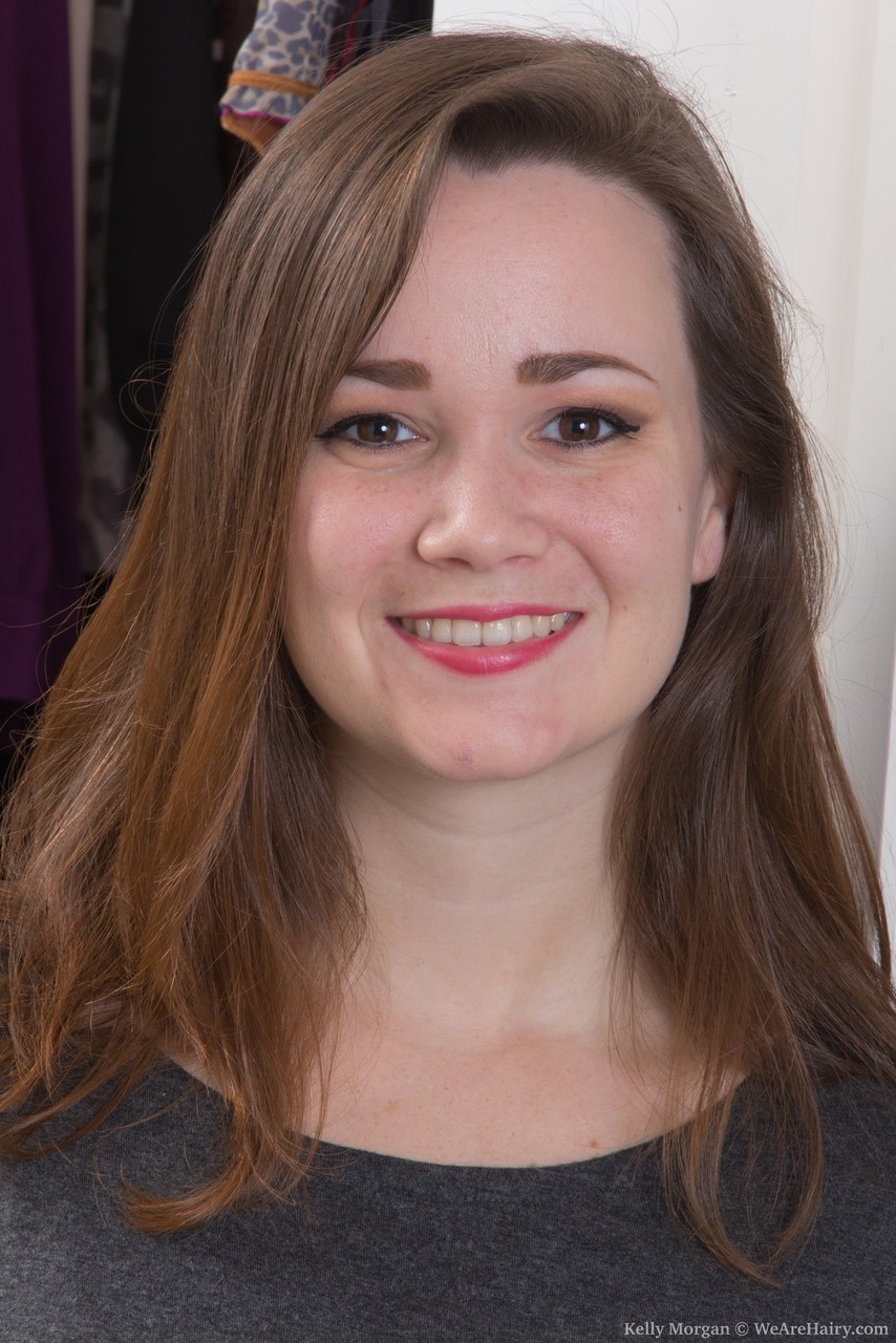 Amateur Kelly Morgan Shows Naked Beaver In Walk-In Closet