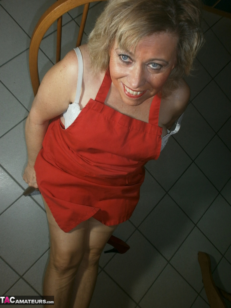 Caro, Horny Avó, Arregaça A Boceta Com Uma Colher De Madeira E Um Pepino