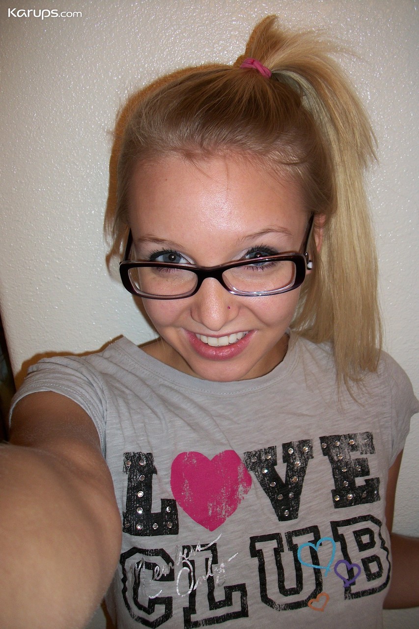 प्यारी नेर्डी किशोर एले अपने ताज़ा प्राकृतिक निप्पल और नितंबों की सेल्फी लेती है