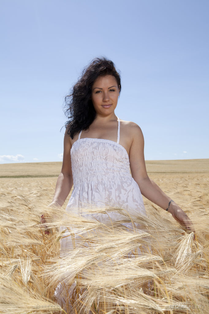 Молодая Брюнетка Малико Показывает Свою Голую Задницу После Раздевания В Пшеничном Поле