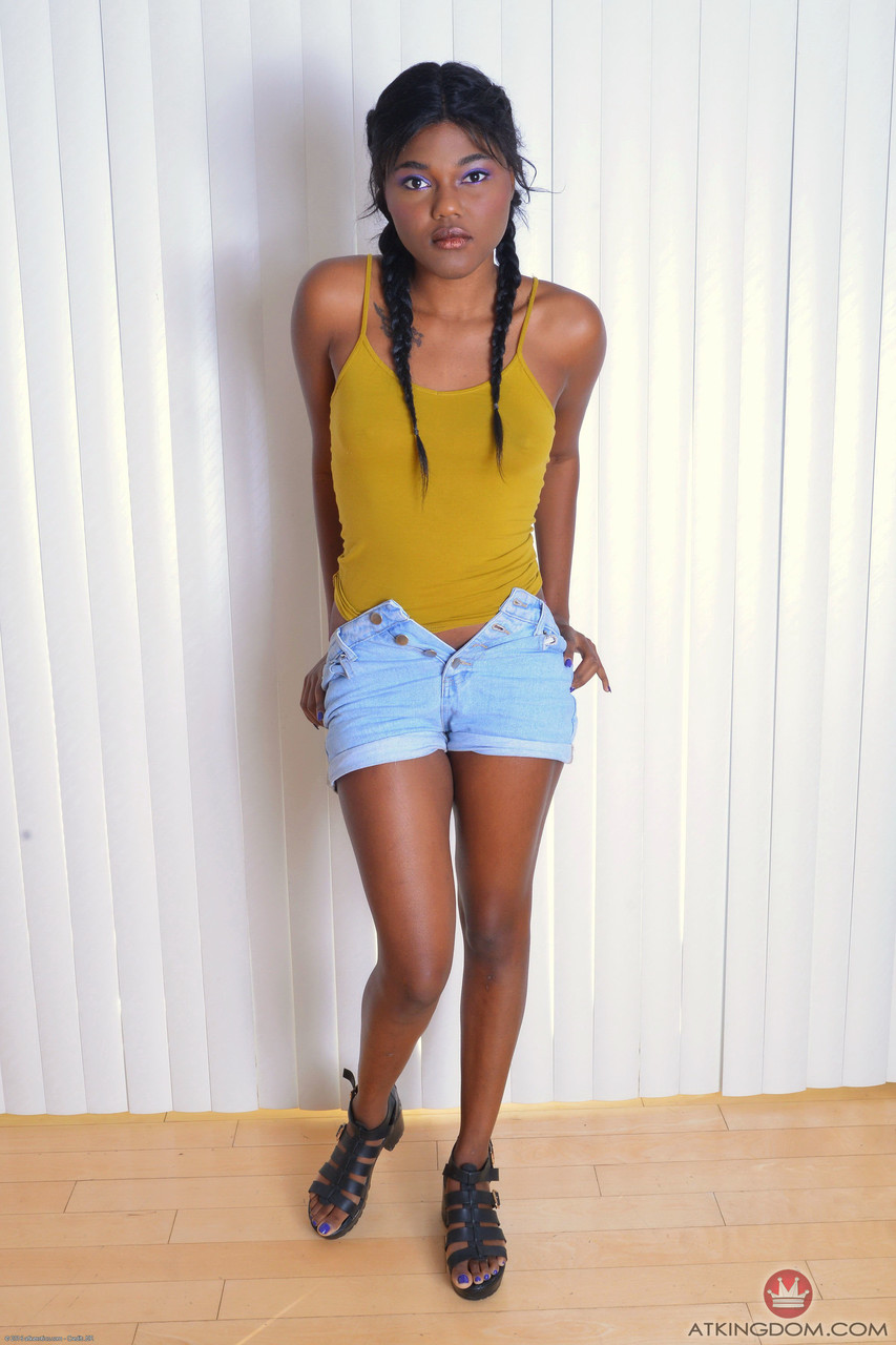 Yara Skye, Belle Jeune Fille Noire, Étale Ses Fesses Et Sa Chatte Avec Des Ongles Peints