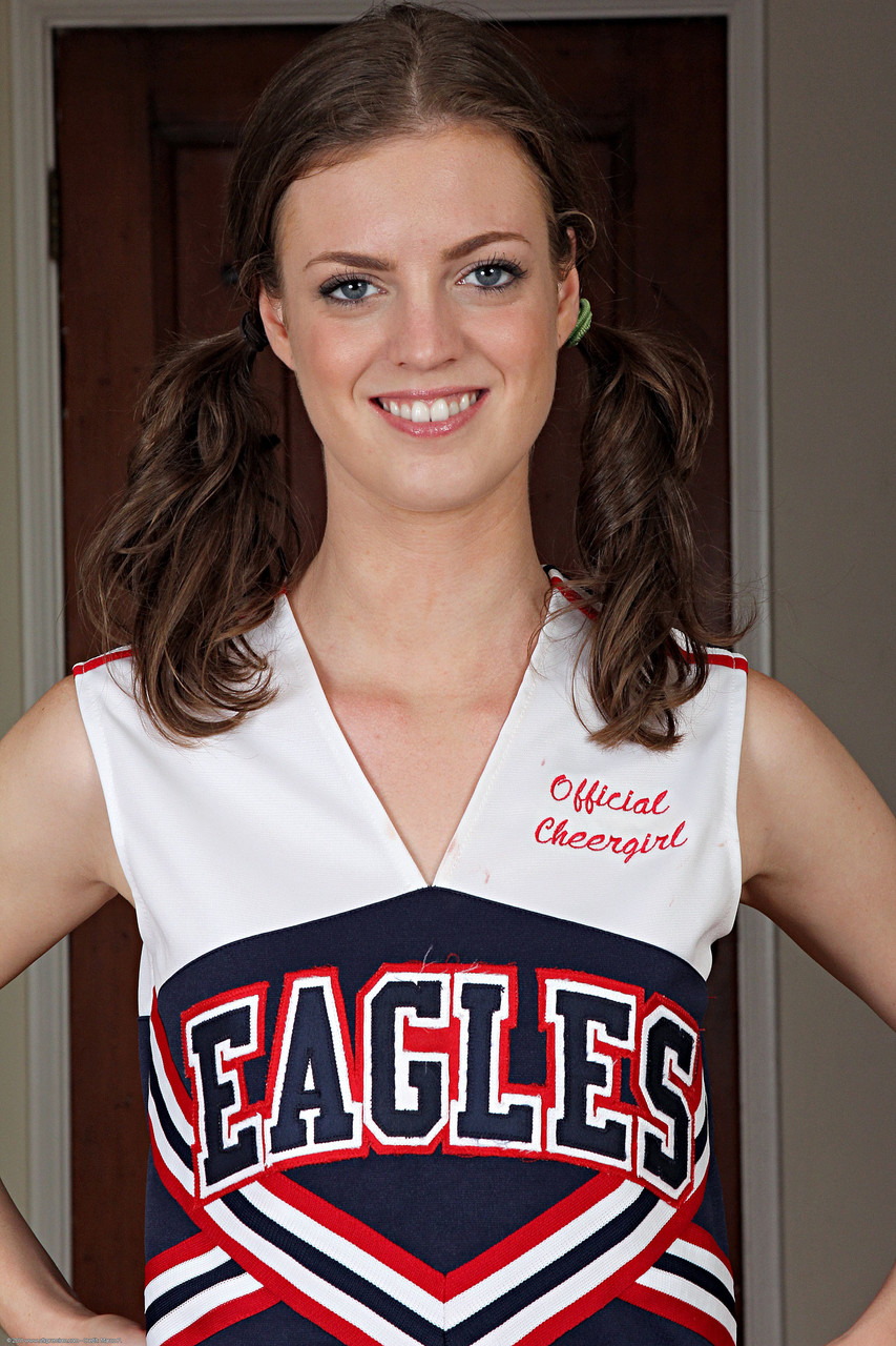 Atk Premium Anna Skye को हॉट पोर्न इमेजेस में प्रस्तुत करता है