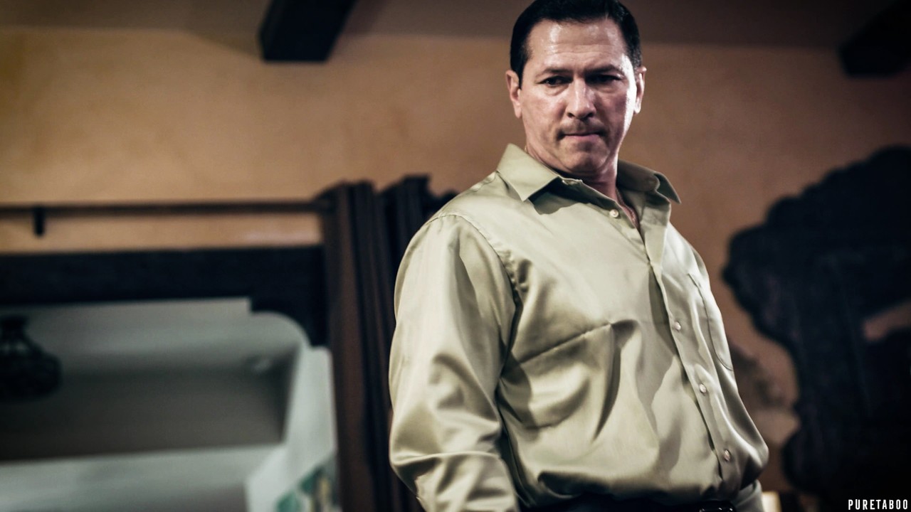 Gut Aussehende Cougar Christie Stevens Lässt Sich Ihren Hals Und Ihren Anus Tief Füllen