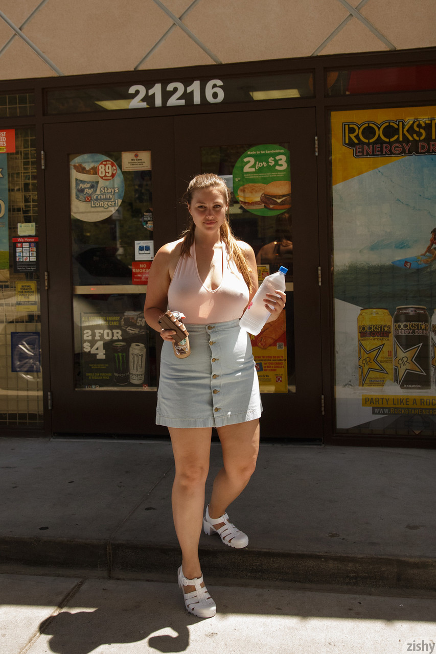 वॉलप्चुअस किशोरी प्रेमिका लिलियास राइट स्विमसूट में वक्रता दिखाती है