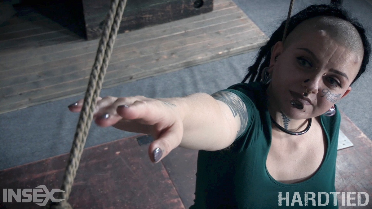 Modelo Alternativa Restrita Luna Lavey Forçada A Se Masturbar