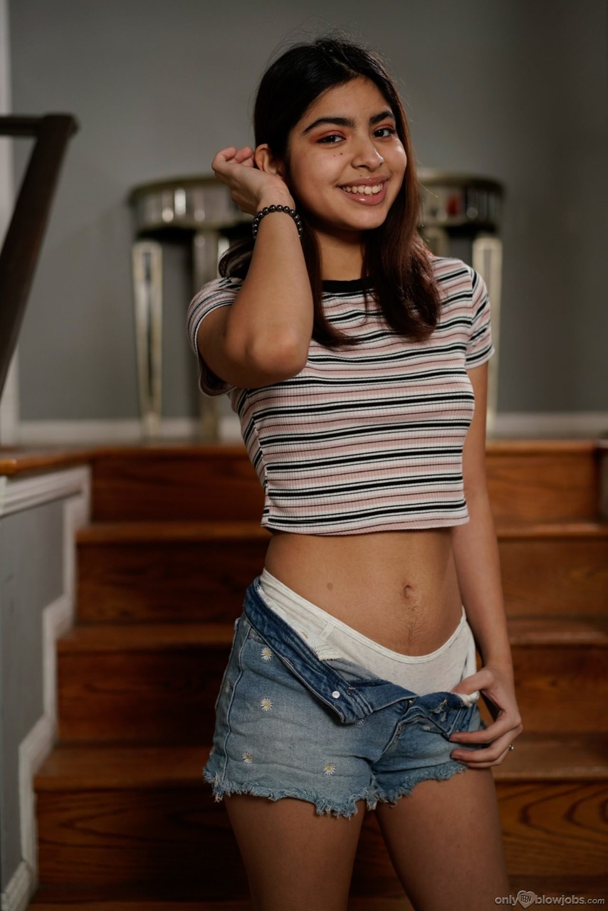 المراهقة الحلوة هازل هارت تُظهر الثديين الكبيرين والمؤخرة الساخنة قبل الجنس الفموي