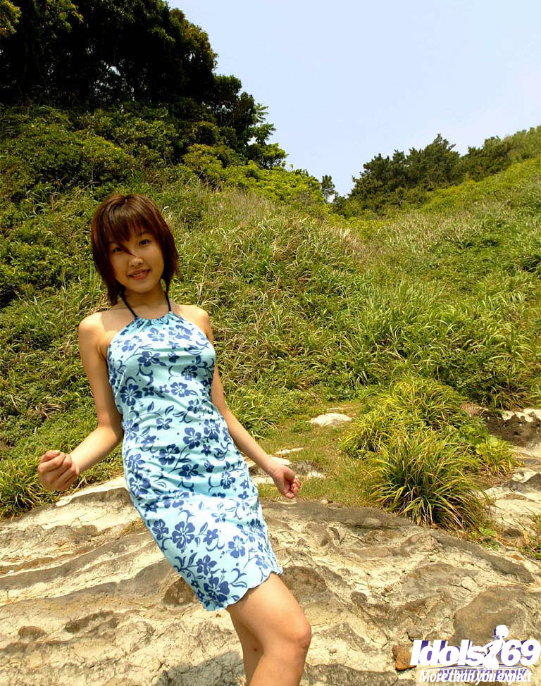 平胸嬌小亞洲女孩擺姿勢和脫衣