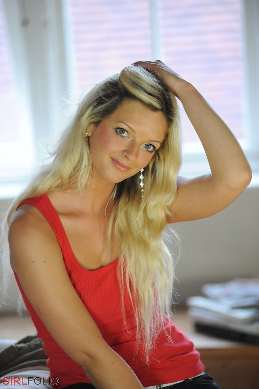 الشقراء زوزيا تتعرى تمامًا على جذع خشبي في غرفة النوم