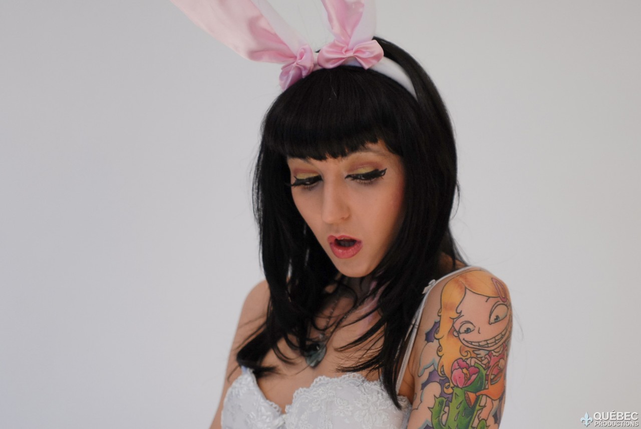 有纹身的深色头发女人Hellizabeth用胡萝卜自慰穿着兔子服装