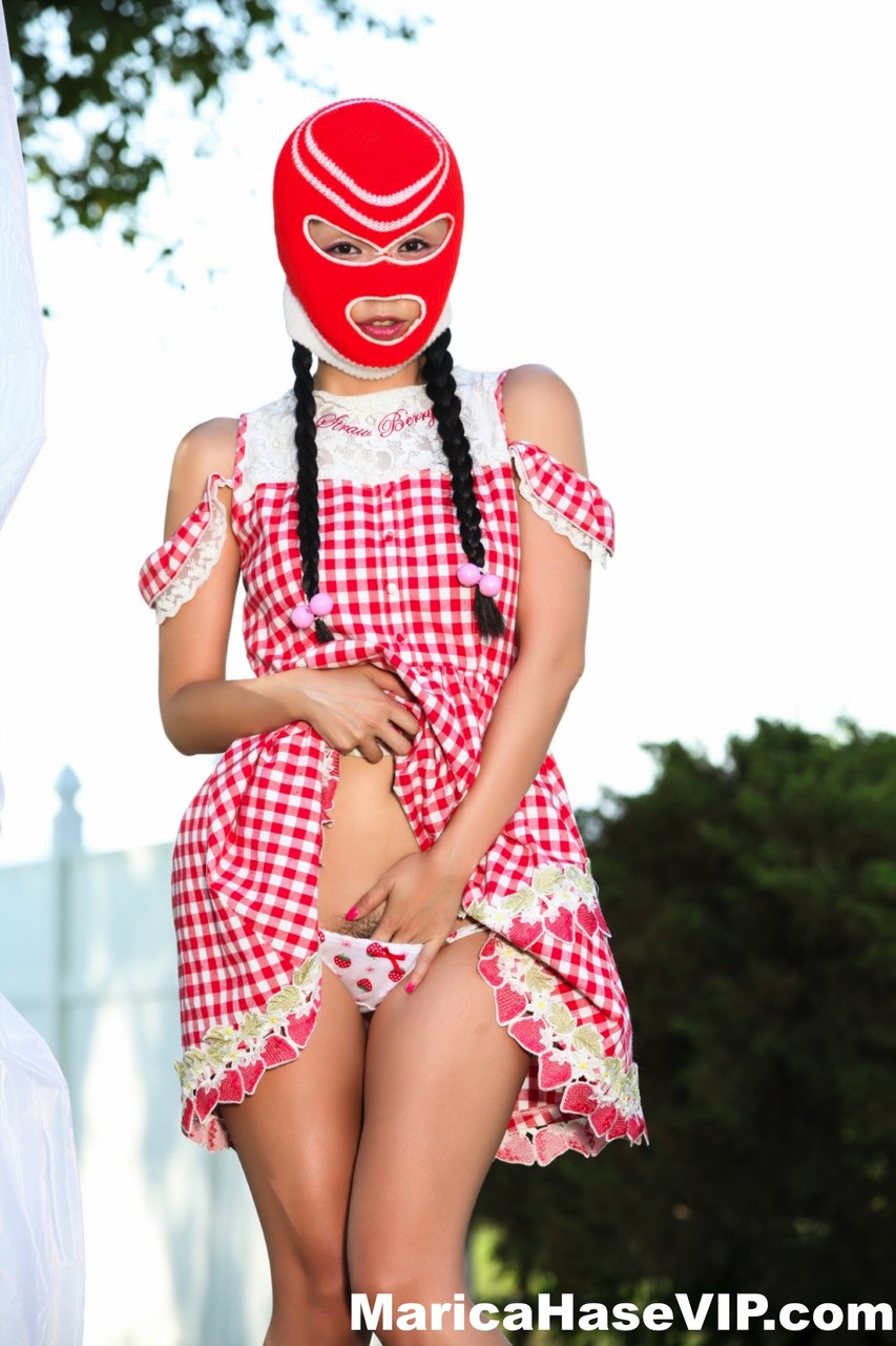 प्यारी मारिका हासे स्की मास्क पहने झाड़ी और गांड दिखाती है