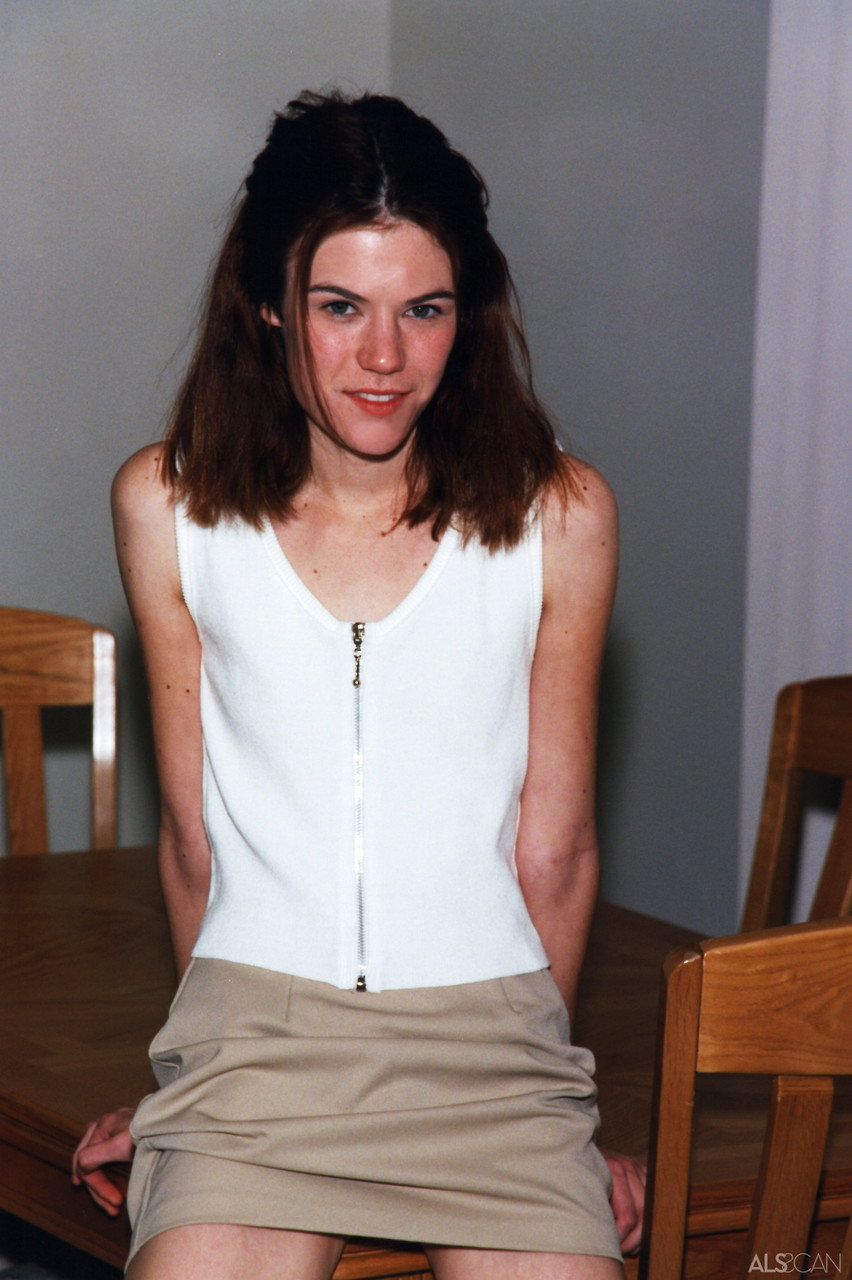 スキニー十代アシュリーが小さな胸を披露しガラス瓶にまたがる