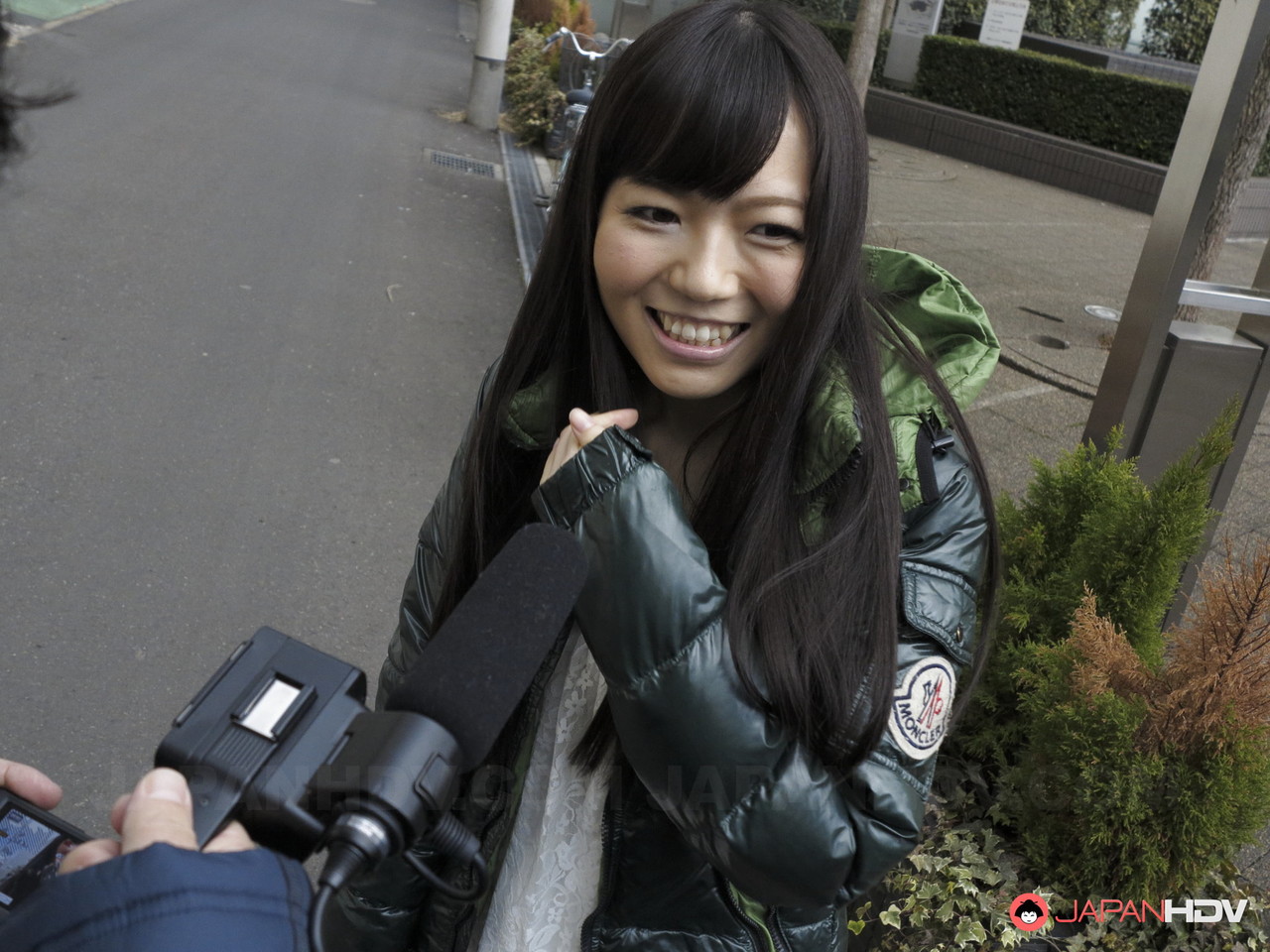 Japanese Girlfriend Yuma Miyazaki Gives Her Man A Hot Blowjob In The Shower