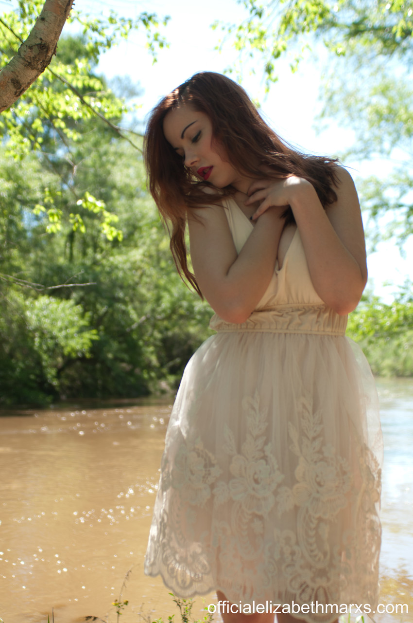 Elizabeth Marxs Zeigt Ihre Natürlichen Großen Brüste Im Freien