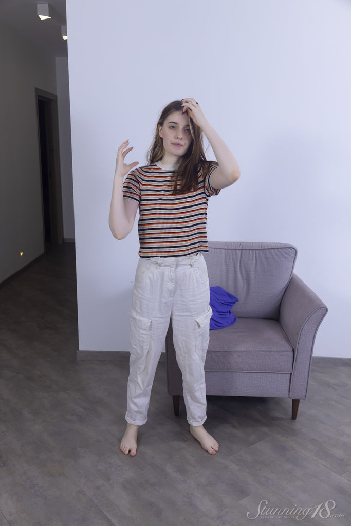 شابة بنية عارية إشلين بروك تظهر شفرتها الورديه الضيقه