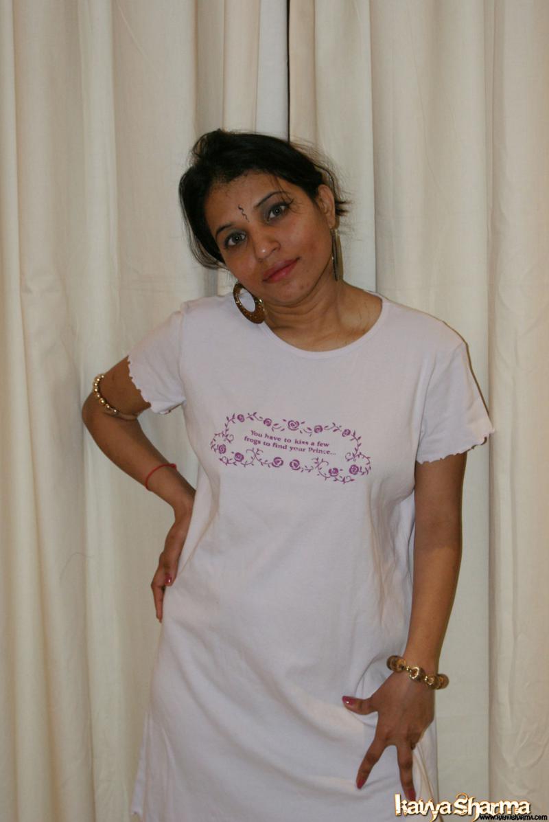 India En Solitario Kavya Sharma Revela Tetas Naturales Mientras Se Desnuda