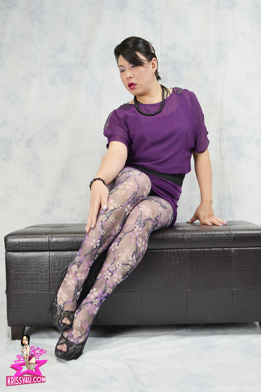 Transexual Asiática Rola Para Baio Nylons E Cuecas Depois Provoca O Pau