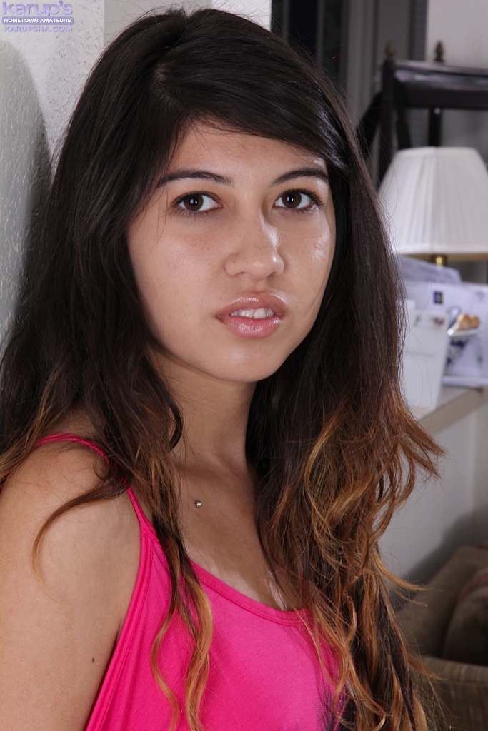 Amateur Babe Showcasing Her Soaking Wet Slit In Close Up