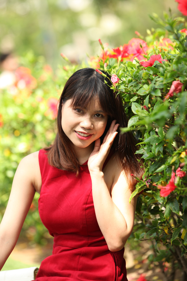 सुरुचिपूर्ण एशियाई सुंदरियाँ सार्वजनिक पोशाकों में पोज़ देती हैं