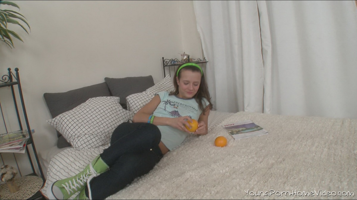 मीठी किशोरी एम्बर को गंजी चूत में चोदा और उसकी गांड पर वीर्य गिराया