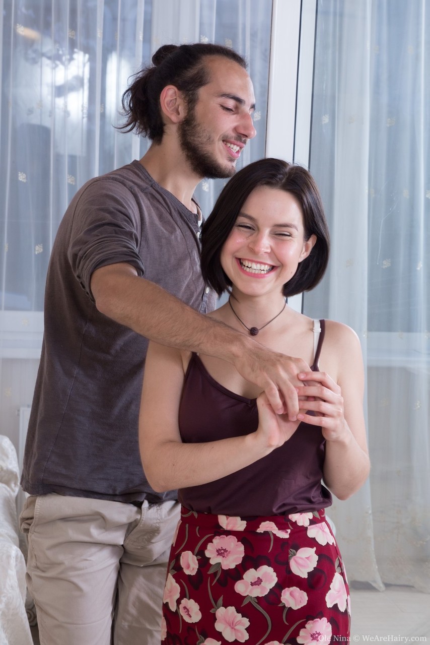 हार्डकोर रंडी ओले नीना बहुत बालों वाली चूत पर कमशॉट के लिए टांगें फैलाती है