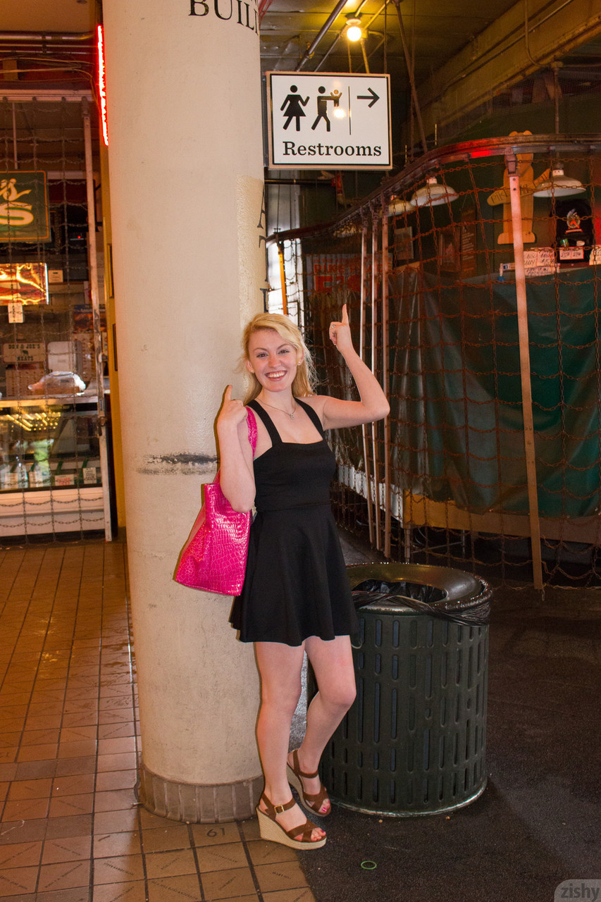 Teen-Freundin Wynne Leonard Zeigt Die Unterwäsche In Der Öffentlichkeit