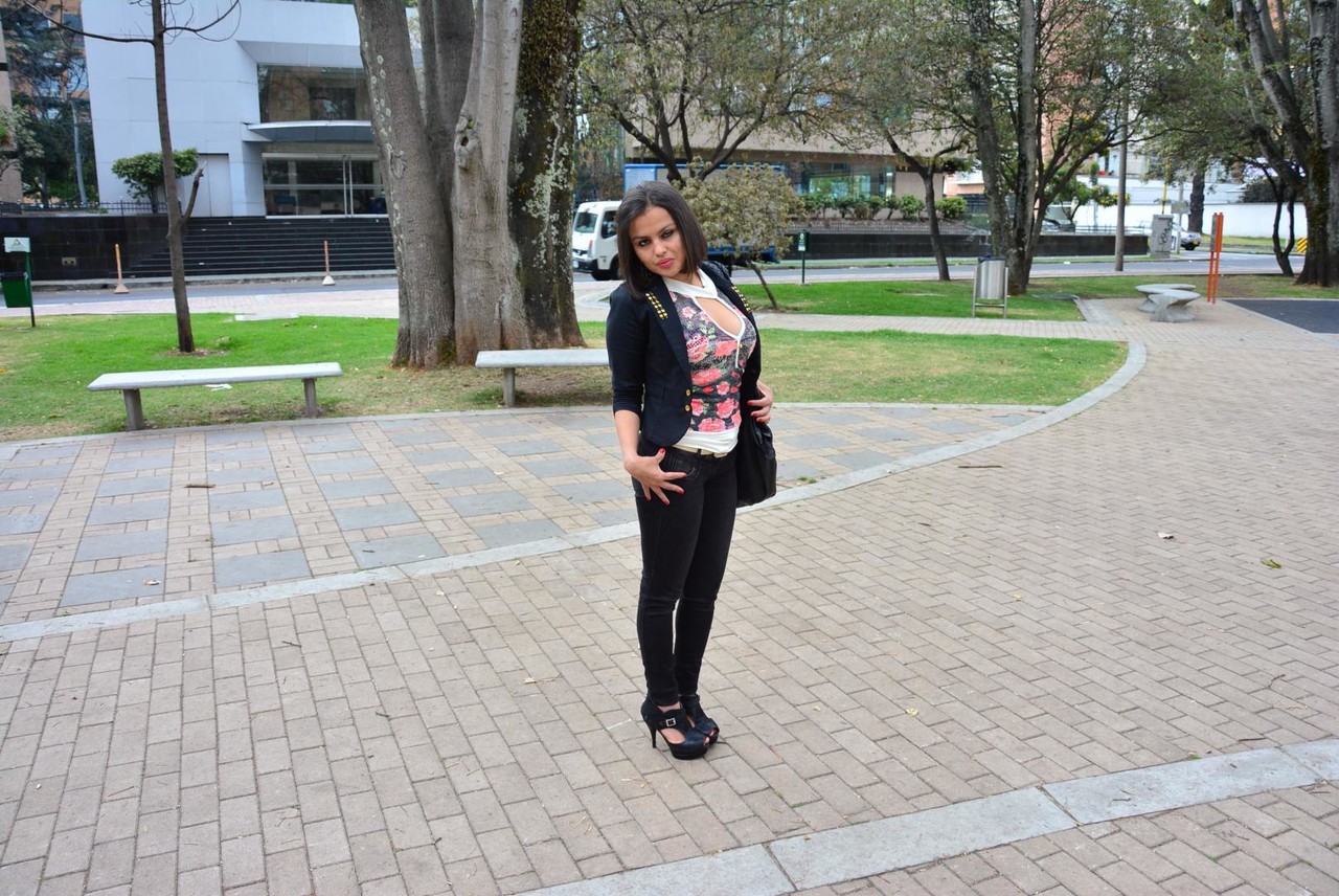 एमेच्योर लैटिना की पहली मुलाकात में हैंडसम अजनबी के साथ सेक्स