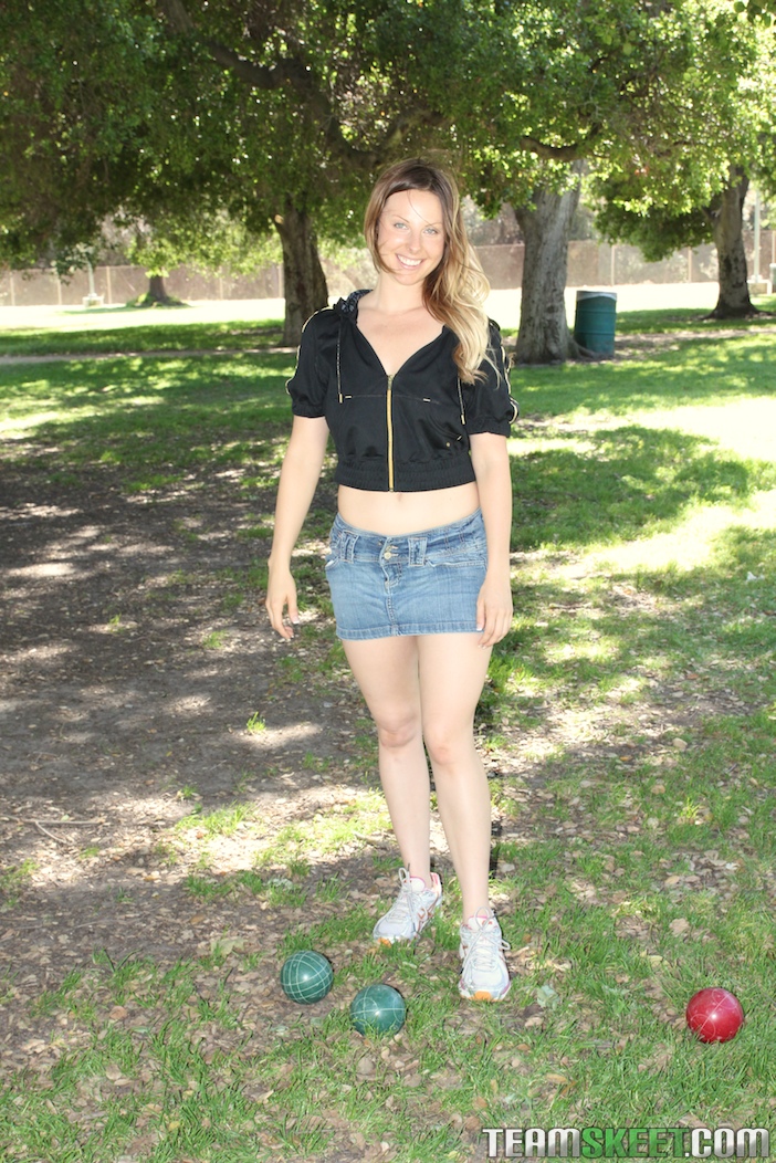 セクシーなChrissy Saundersは彼女の裸の女性器と自然な胸を露出させてからドギースタイルで行う