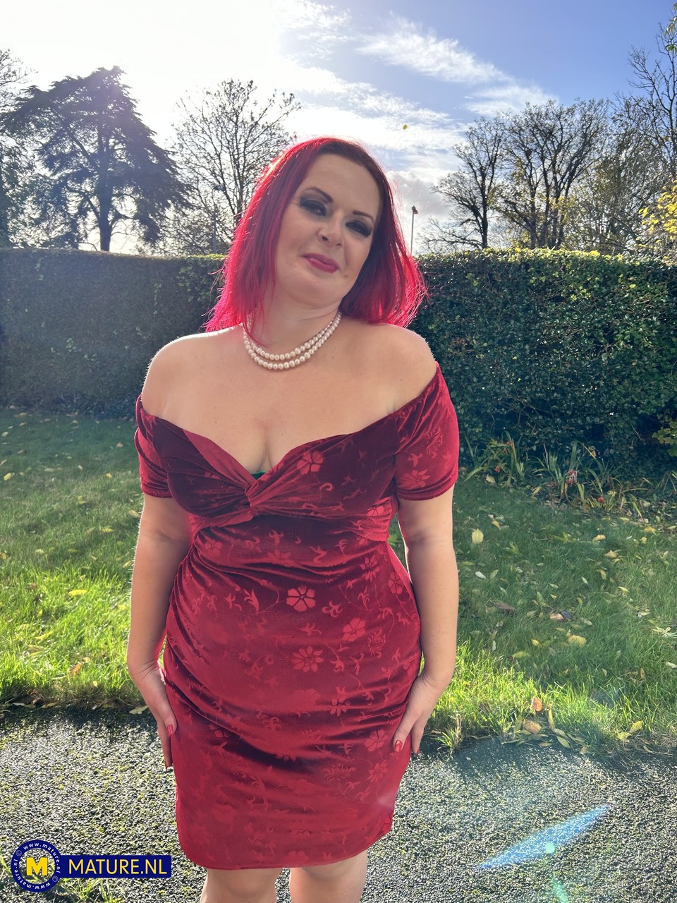 النمرة الحمراء جولييت ريدهيد تمارس الجنس مع المصور