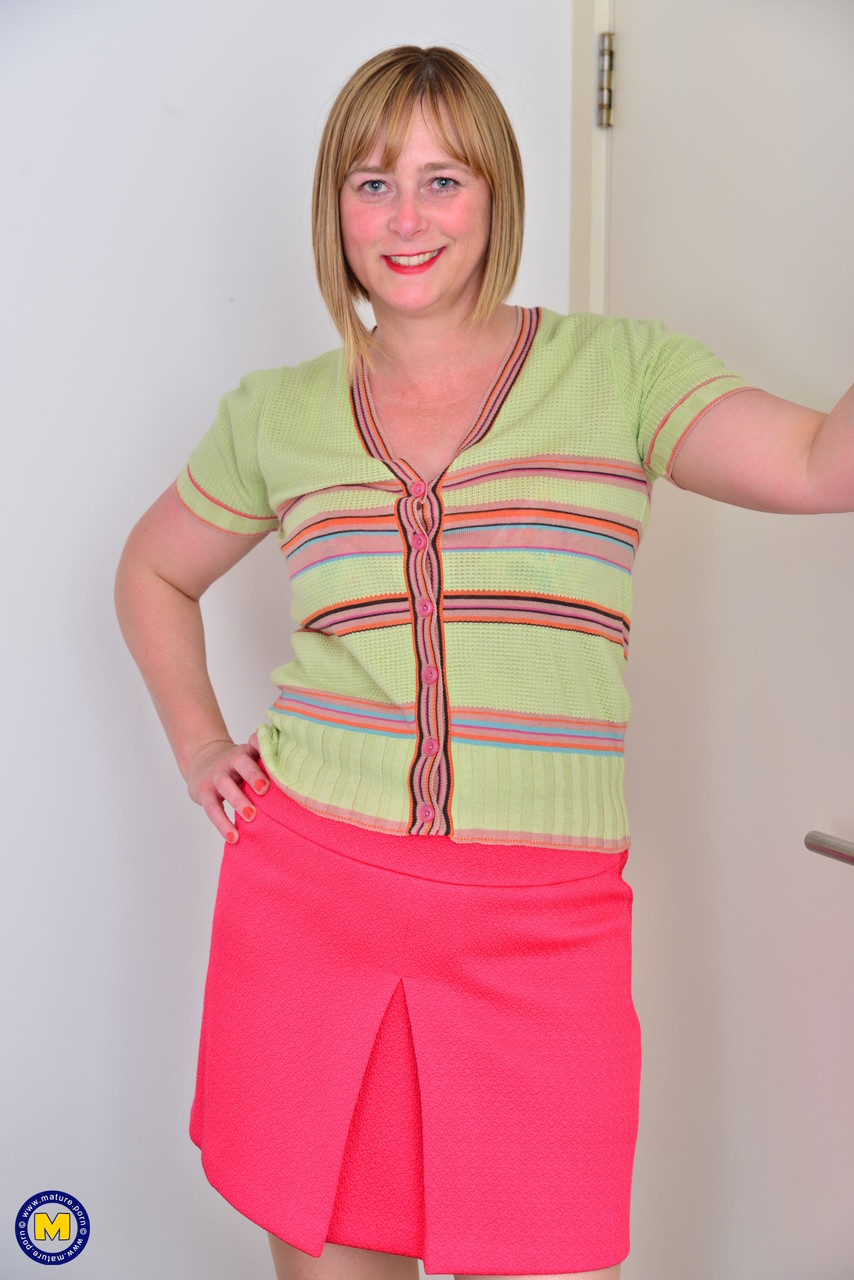 La Maison Mûre D'Avril O Se Déshabille En Bas Et Montre Sa Chatte Rose