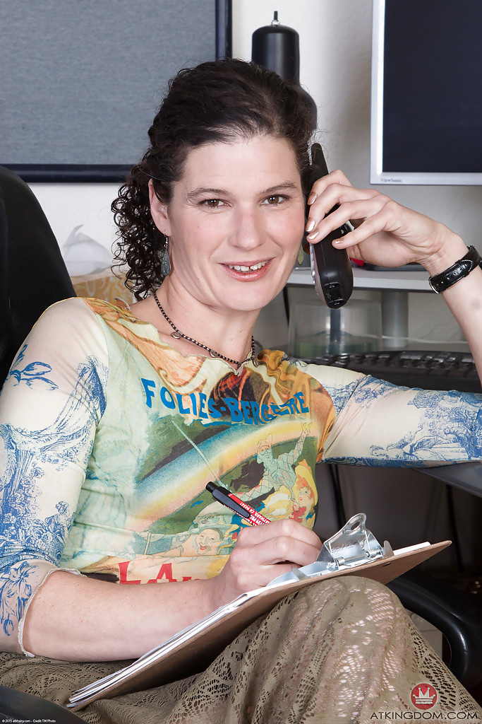 熟女秘書サンシャインがスカートから茂みを解き放つ