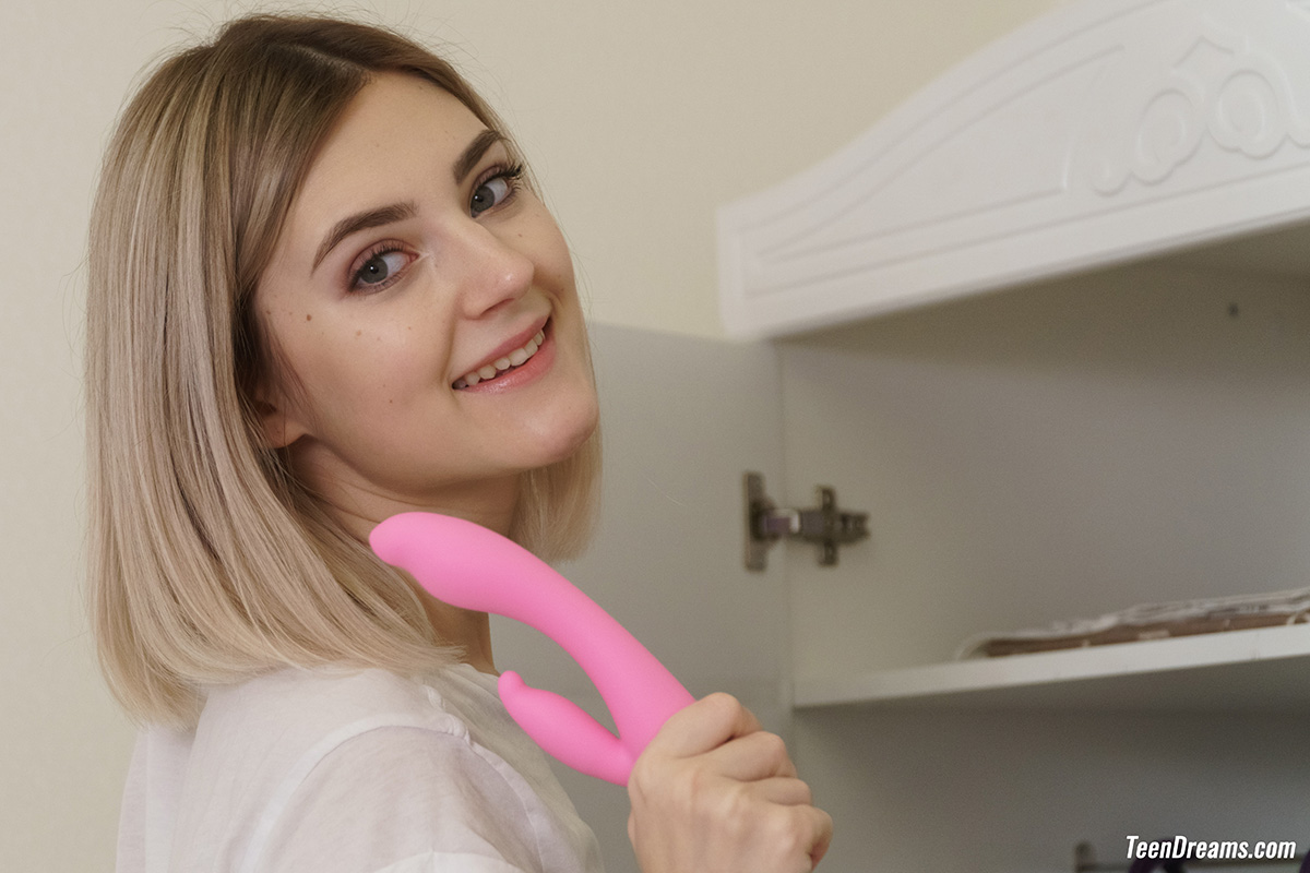 ब्लॉन्ड किशोरी Eva Elfie गुलाबी वाइब्रेटर के साथ सोलो एक्शन में मास्टरबेट करती है