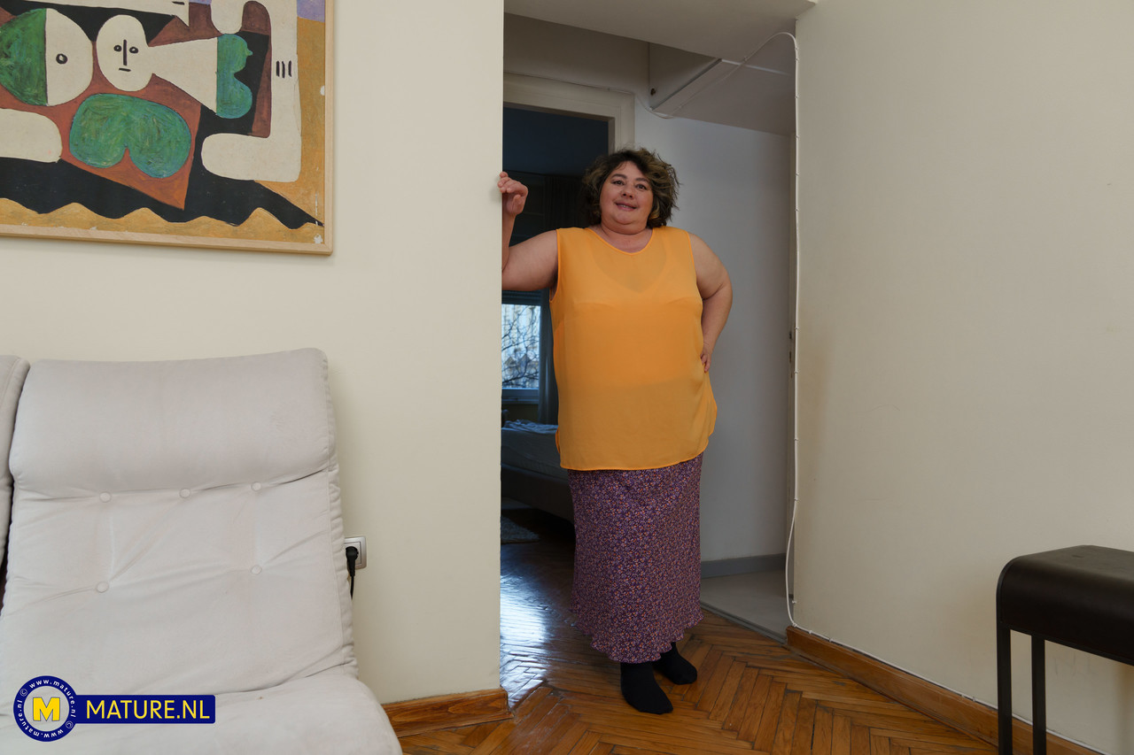 Adolescente Emily F Y Abuela Edina Posan Juntas En La Sala De Estar