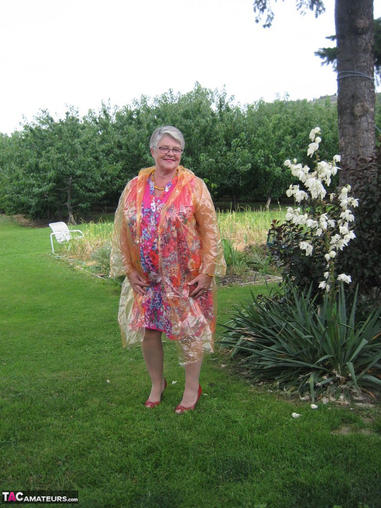 Богиня с короткими волосами в гардеробе обнажает обвисшие сиськи и снимает пояс