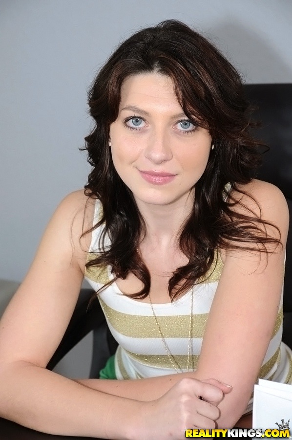 愛らしいアマチュアのChloe Cummoreが半ズボンを脱いで彼女のマンコと遊ぶ