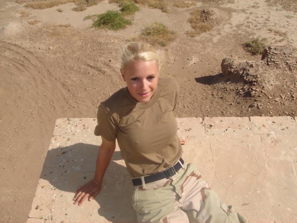 Blonde Militär-Babe Entblößt Natürliche Brüste Und Heißen Hintern Solo