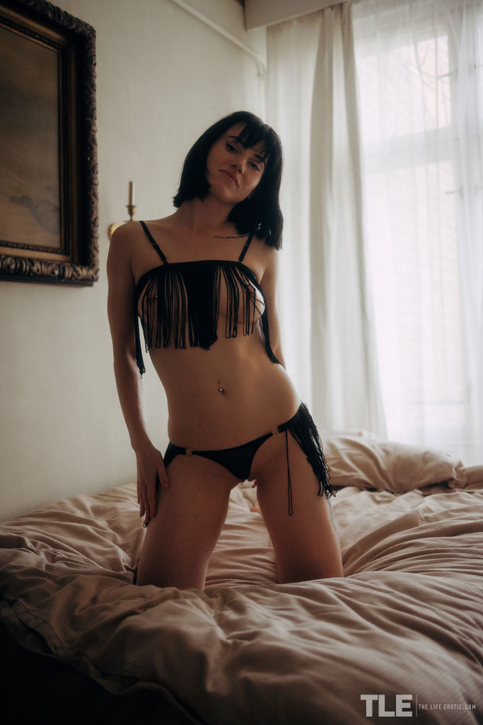 गहरे बालों वाली किशोर वोंडा बिस्तर पर उच्च अंत वाइब्रेटर के साथ हस्तमैथुन करती है