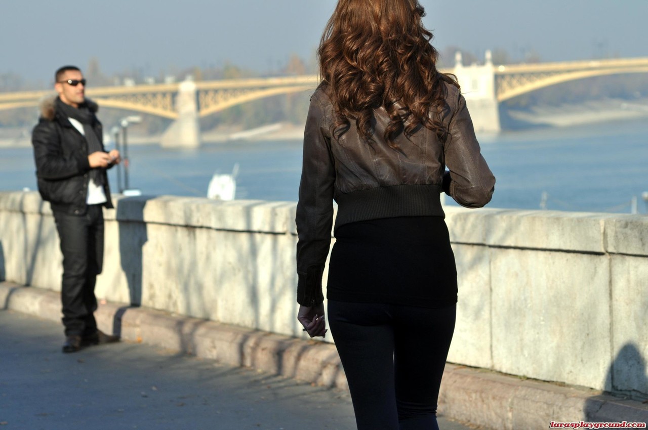 Langbeinige Mittelalte Dame Nimmt Sich Einen Toy Boy Für Sichere BDSM-Sexspiele