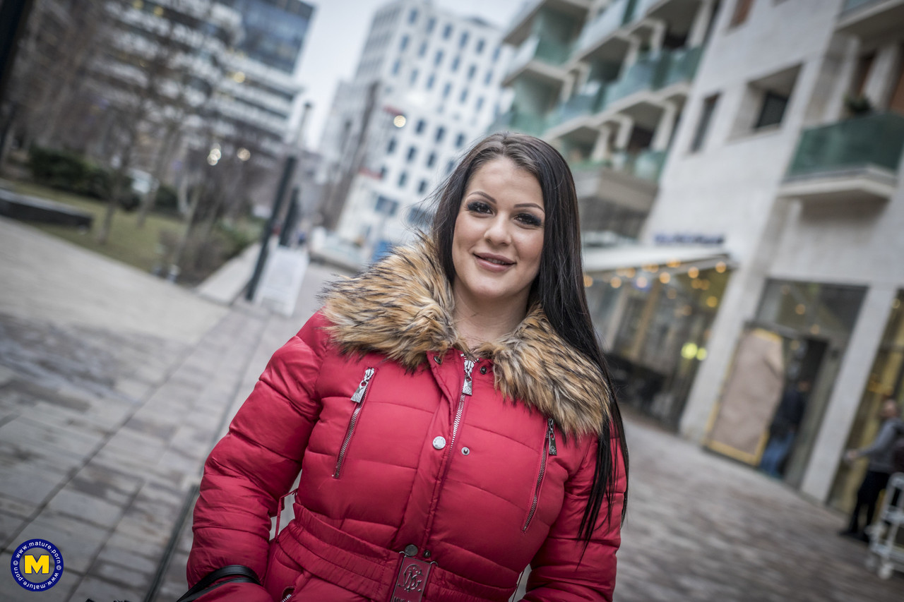 पहली बार बड़े स्तनों को नायलॉन में चुदाई से पहले उजागर करता है