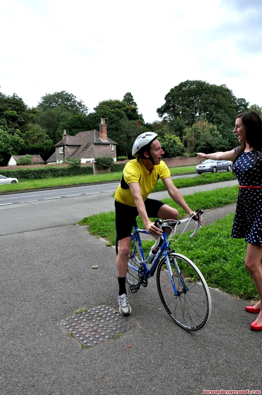 英国淫荡的家庭主妇与骑自行车的人肛交