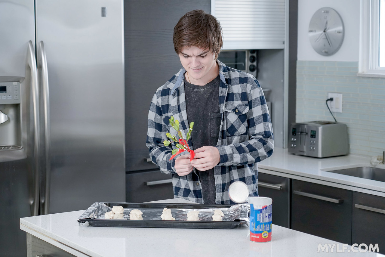 淫乱な美熟女ペニー・バーバーが継娘と彼氏との3Pで