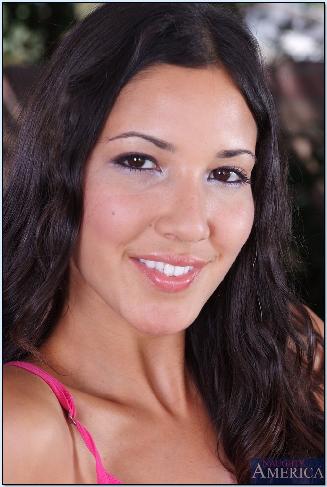 Lovesome Brunette Wife Suzanne Kelly Stripping And Spreading Outdoor