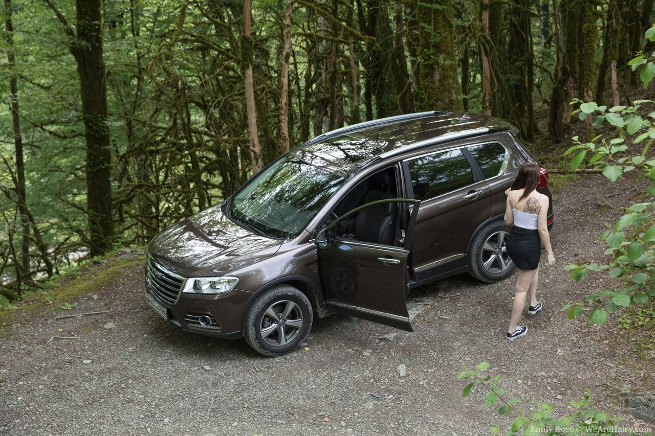 सुंदर अमेच्योर मिल्फ एमिली रोज फॉरेस्ट में अपने बालों वाले भाग को रगड़ती है