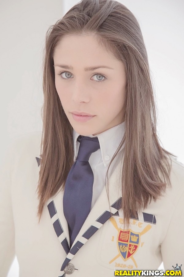 طالب المدرسة تنزلق ملابسها الداخلية من أجل الإجهاض في منظور المرء و تناول السائل المنوي