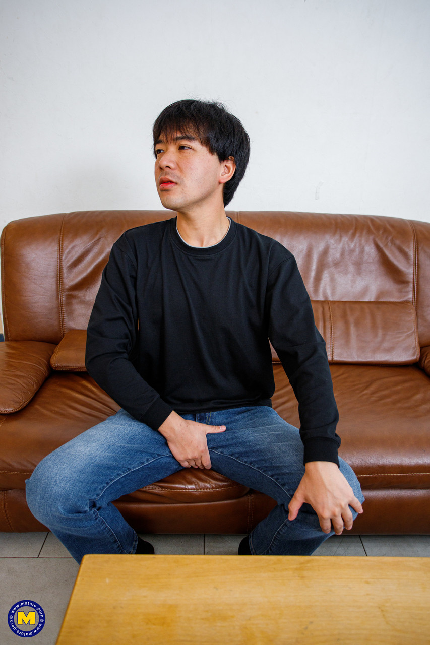 被猛男扒光猛干：绝美日本人妻小樱雪