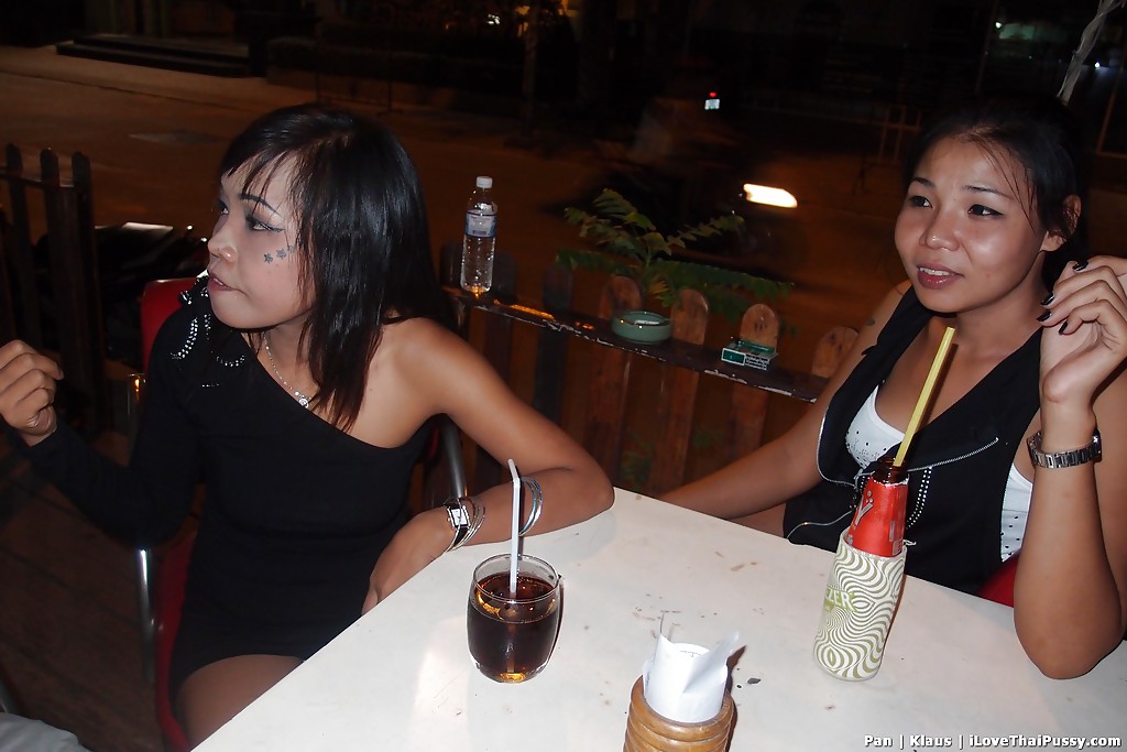 थाई बेब अपनी टाइट गांड सफेद लंड से खुलवाती है