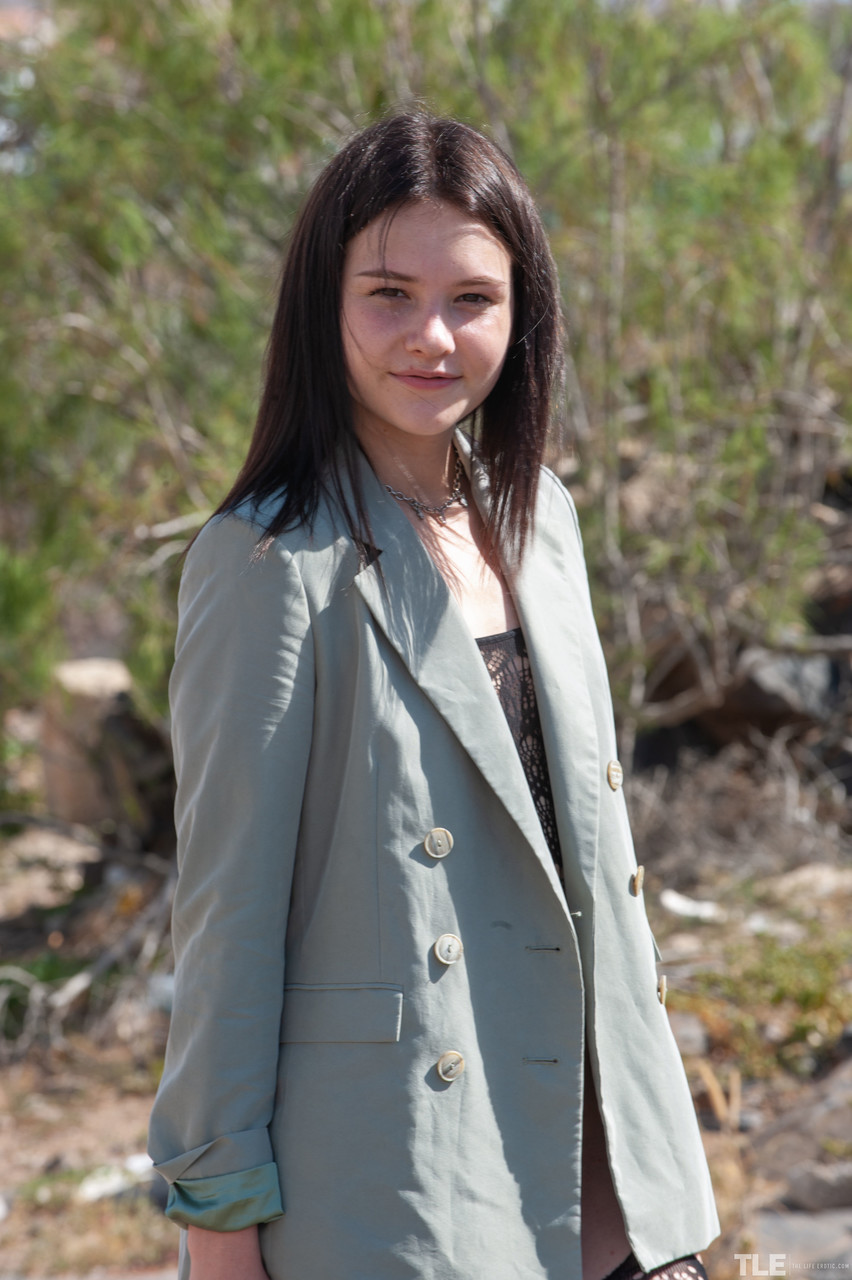 गहरे बालों की किशोरी हॉट लिंगरी में मैटी अपनी जैकेट उतारती है और बाहर अपनी योनि रगड़ती है